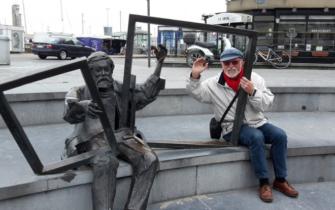 'De Eeuwige Toeschouwer' van Bernard Vandenberghe, amphitheatertje op het Vissersplein, Oostende.