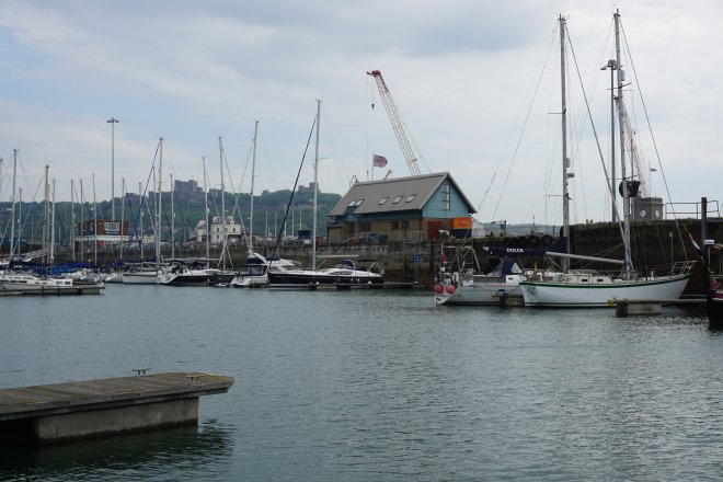 Dulce (rechts) in Granville Dock. Boven achtergrond het kasteel.