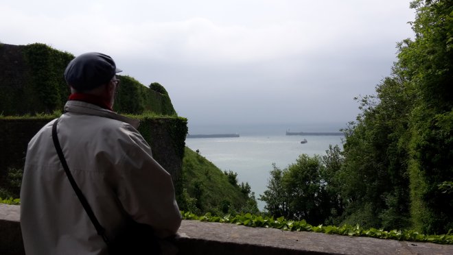 Tijdens de klim omhoog naar Dover Castle zijn er mooie uitzichten op de buitenhaven.