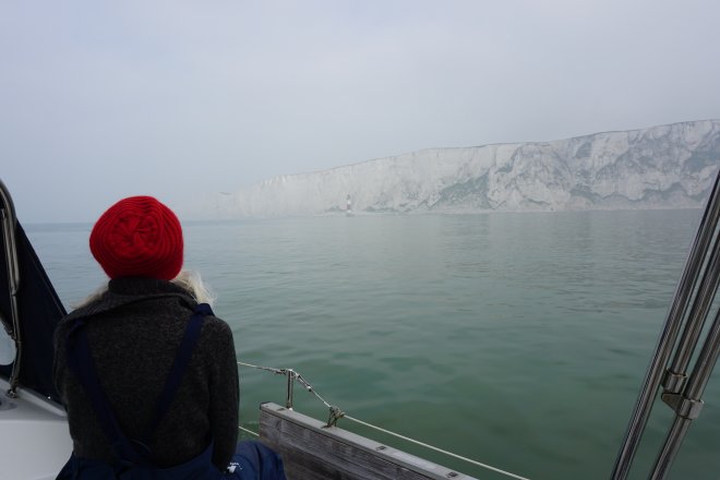 We passeren de krijtrotskliffen van Beachy Head, bekende plaats voor zelfmoorden. De mist lijkt op te klaren.