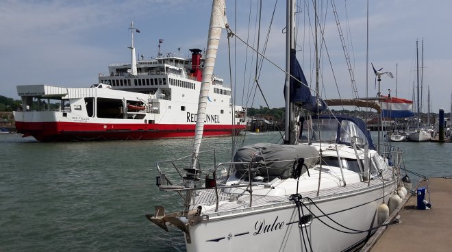 Afgemeerd aan de buitensteiger van de Cowes Yacht Haven, voordat we een buurman kregen. De Red Funnel passeert ieder halfuur, de veerboot naar/van Southampton.