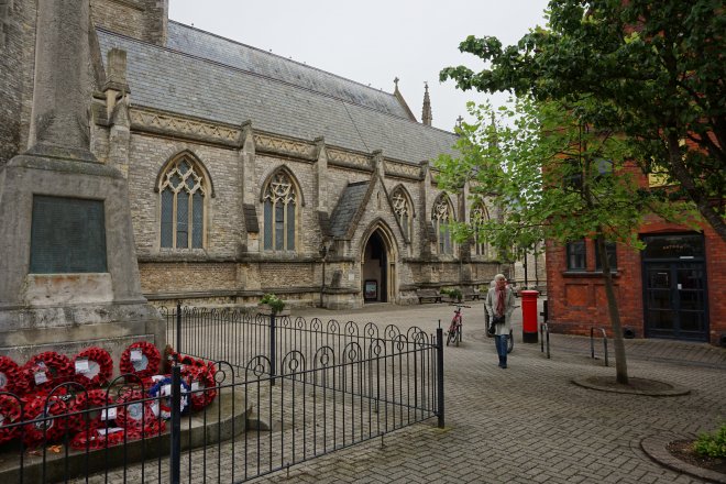 St. Thomas Square in Newport, met links het War Memorial.