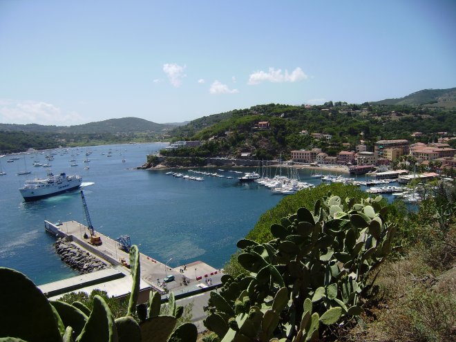 De baai en de haven van Porto Azzuro