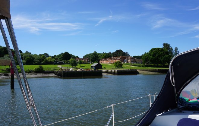 Buckler's Hard, het gehucht van de scheepstimmerlieden aan de Beaulieu River, naast het jachthaventje.