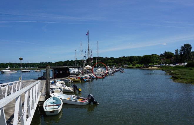 Dulce (rode cirkel) in Beaulieu Marina, Buckler's Hard. Het is hoogwater. Rechts het gehucht met de vroegere scheepswerf.