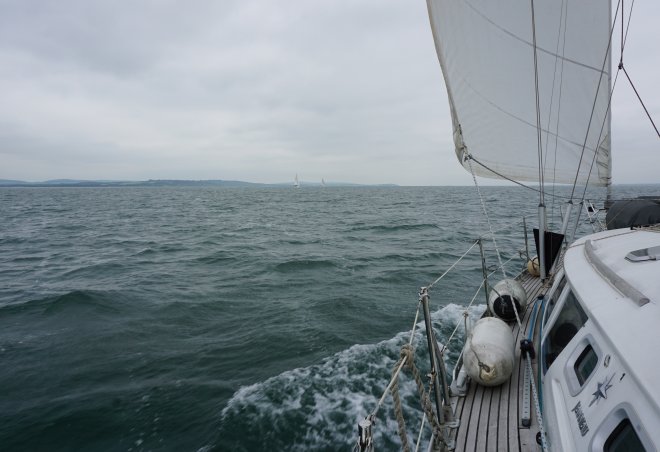 Noordoost Bf 2 - 3. Motorzeilen naar het westen (Lymington) op de Solent.