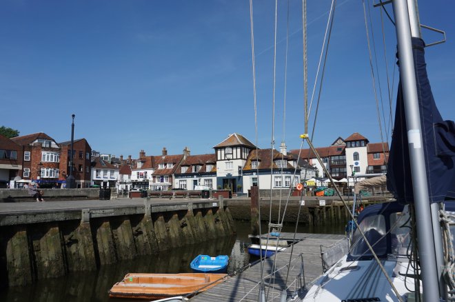 Town Quay in Lymington vanmorgen. Gisteravond aten we in The Ship Inn, de kroeg op de achtergrond.
