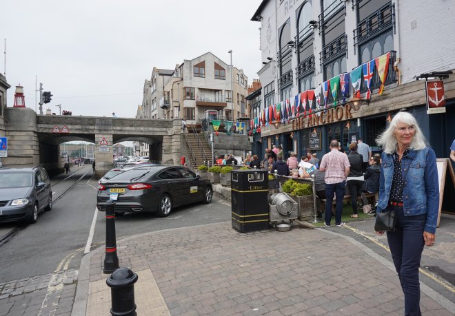 Drukte op de kade in Weymouth op zondagochtend. Alle Engelsen zitten om tien uur aan het bier.