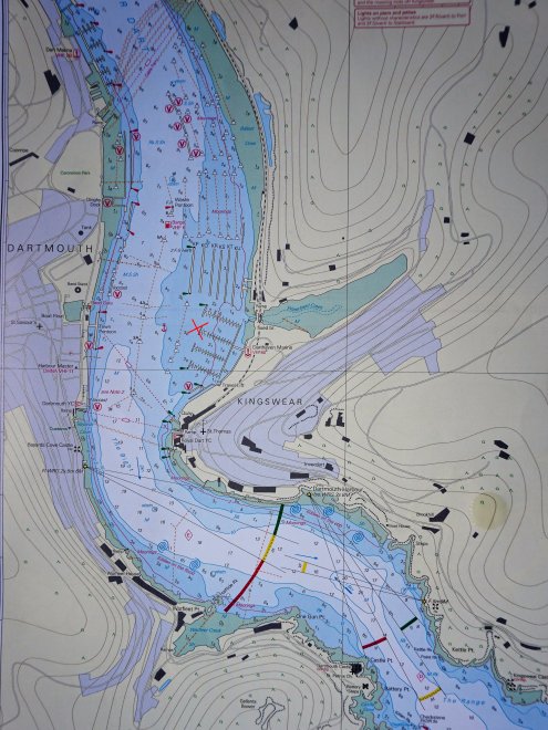 De Dart River. Links ligt Dartmouth, rechts Kingswear. Bij het rode kruisje ligt Dulce op de kop van C-pontoon.