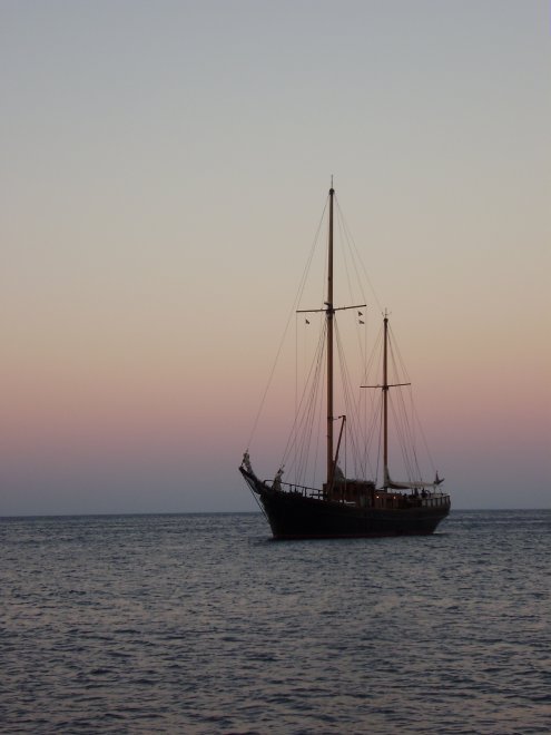 Zonsondergang op Isola del Giglio, achter ons ankert een mooie, klassieke tweemastbark