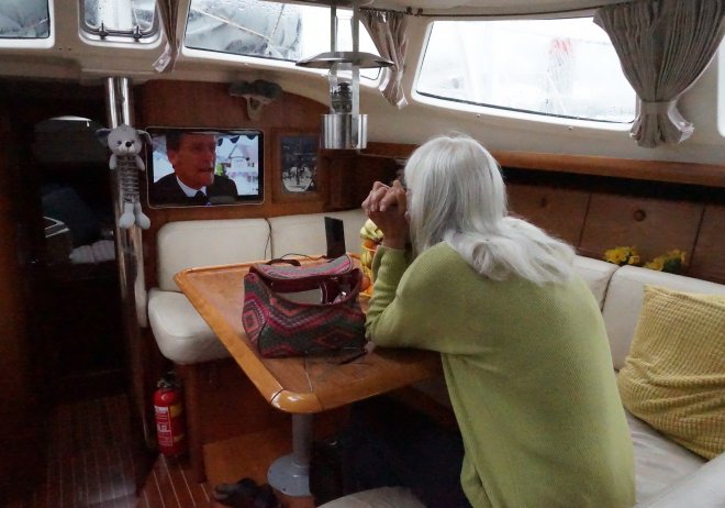 Een gure dag. Anna kijkt naar Midsummer Murders.