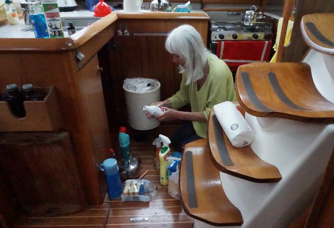 Het opruimen van de kast onder de gootsteen. We vinden de fluit van de fluitketel, die we al jaren kwijt zijn.