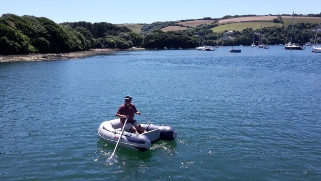 In de dinghy, nog uit Ragusa op Sicilië, op de Salcombe River.