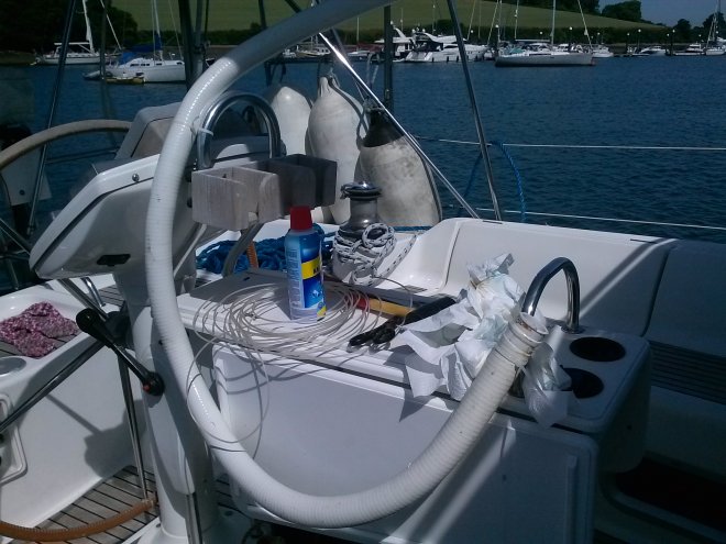 de afvoerslang van het toilet langs de kuiptafel gespannen. De verstopping zit beneden in de bocht.