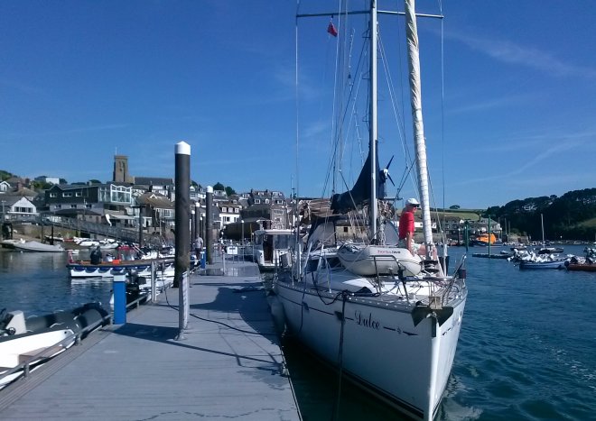 Water innemen aan de Normandy Pontoon in Salcombe.