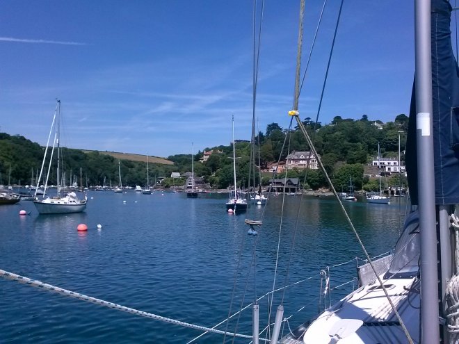 Dulce in de River Yealm. Achter het zijstag zie je het voormalige Hotel Yealm.