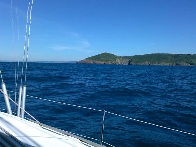 Op weg naar Fowey op een tuitelige zeegang. Kaap Rame Head met een oud kapelletje erop.