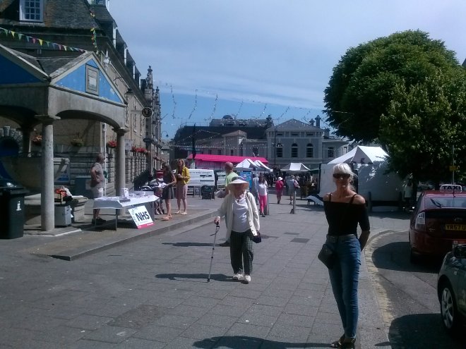 In het centrum van Falmouth. Links vraagt de NHS (National Health Service) om steun van het publiek.