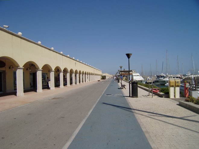 De kilometerlange winkelarcaden van Porto Turistico di Roma