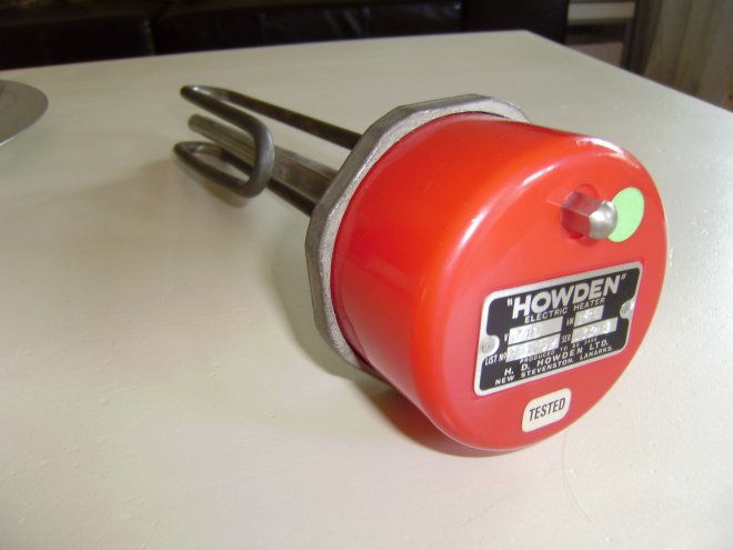 Het nieuwe verwarmingselement voor de boiler