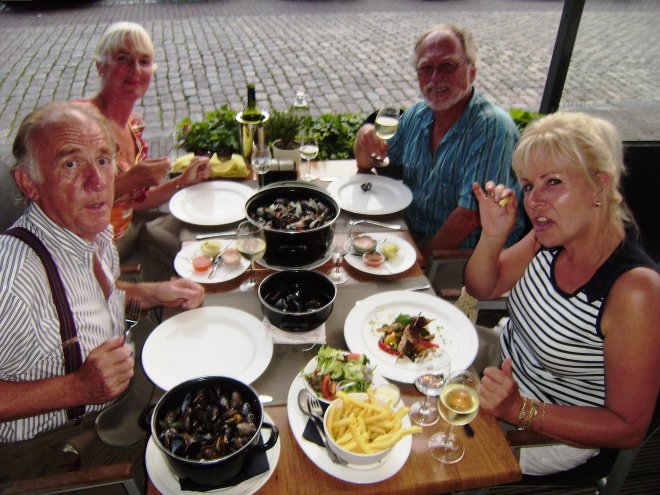 Mosselen eten met Herman (l) en Marian in Heusden