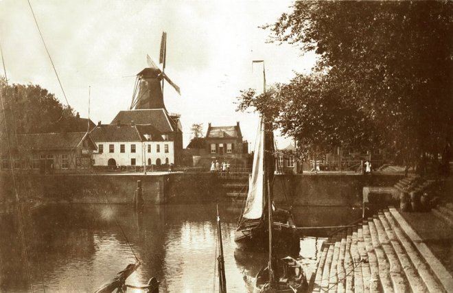 De Lingehaven met sluis, circa 1916.