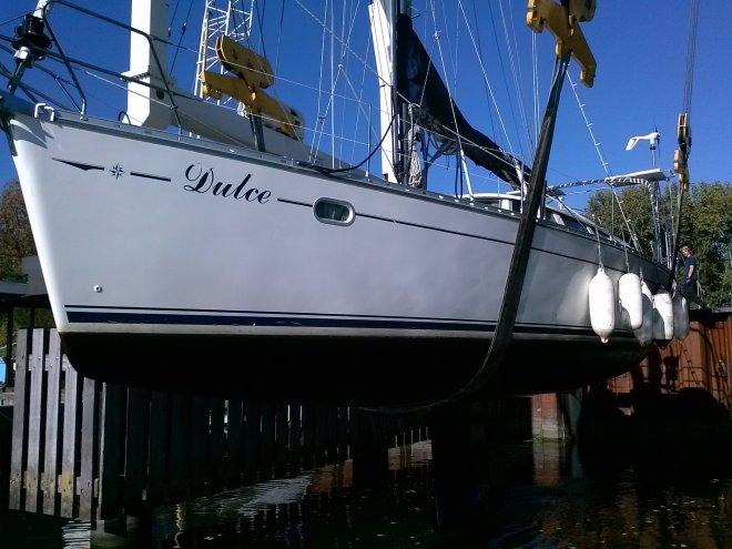 Dulce hangt in de kraan van Scheepswerf Rexwinkel te Numansdorp.