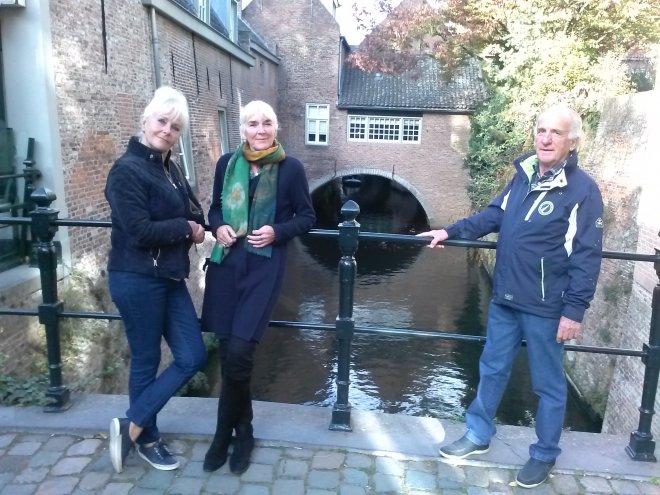 Met Herman & Marjan U. in de binnenstad van 's Hertogenbosch, boven het riviertje de Binnendieze.