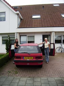 Voor het huisje van Tessa en Jeffrey in Gorcum