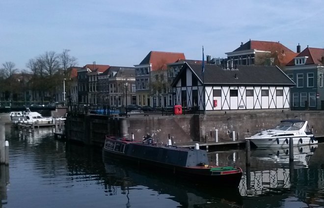 De narrowboat, vaste overwinteraar, kwam van de week weer tegenover ons liggen.