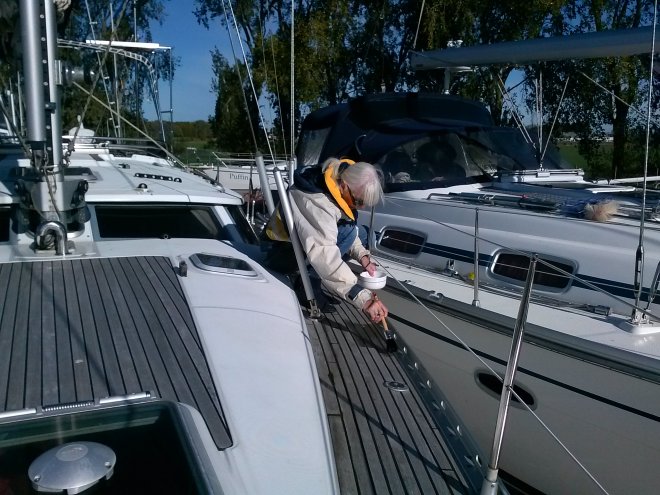 Vanmiddag smeren we het teakdek van de boot in met Boracol.
