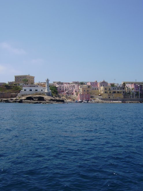 De ingang van de Romeinse haven van het stadje Ventotene