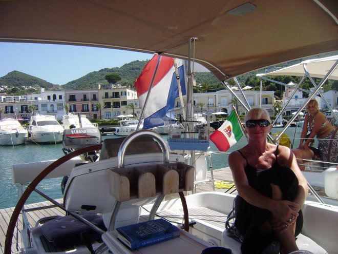 In de haven van Casamicciola, Isola d´Ischia. Merk op hoe de Italiaanse buurvrouw rechts de rug van haar man masseert