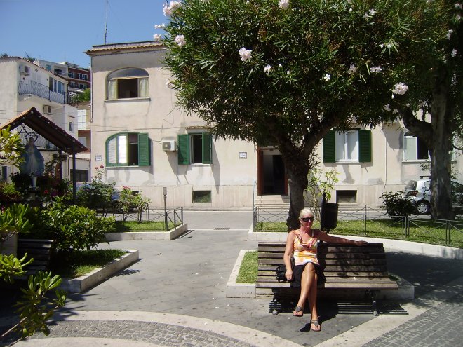 Pleintje in Casamicciola, op een bankje bij het politiebureau onder een bloeiende oleander