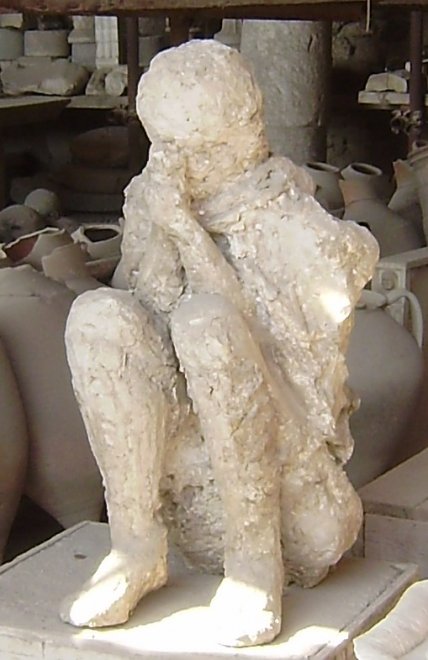 Pompeï, 79 AD. Dit vind ik een aangrijpend beeld. Het gipsafgietsel van een man die vergeefs de handen voor zijn mond en neus houdt, om het giftige gas niet in te ademen van de uitbarsting van de Vesuvius