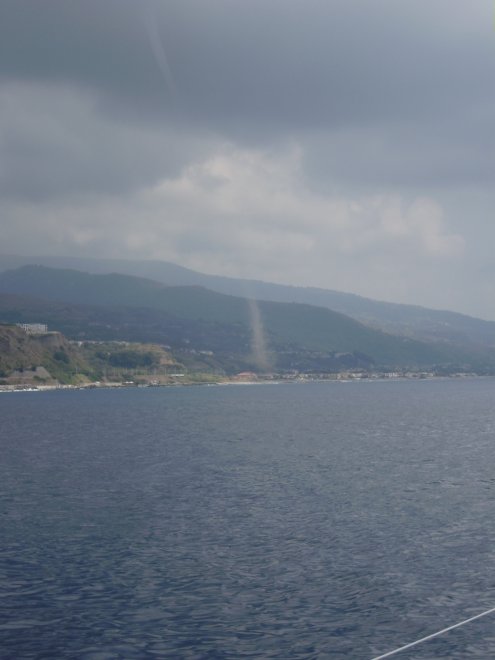 Opeens springt een windhoos van het strand op. Zie hoe de slurven onder en boven zich verbinden