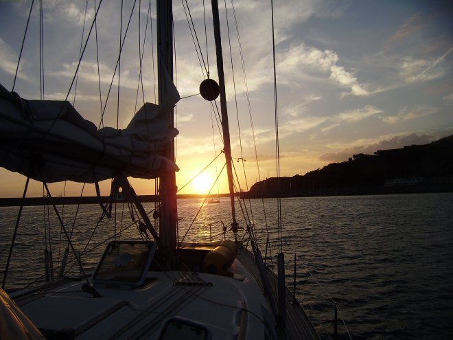 Zonsondergang boven de haven van Cetrona