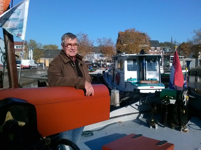 Schipper Lourens op de 'Niets Zonder Gods Zegen' in het haventje van Veghel. Op de achtergrond de 'Daan'.
