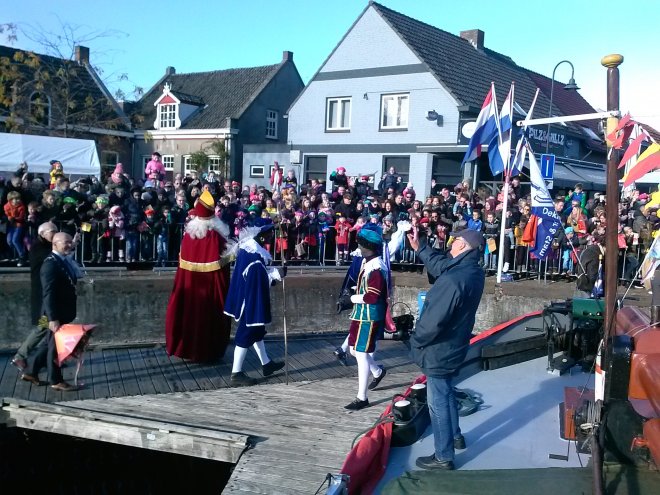 Sinterklaas is in Veghel aan land gegaan. Schipper Lourens groet de burgemeester (links).