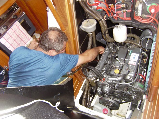 Joanni bezig met de servicebeurt