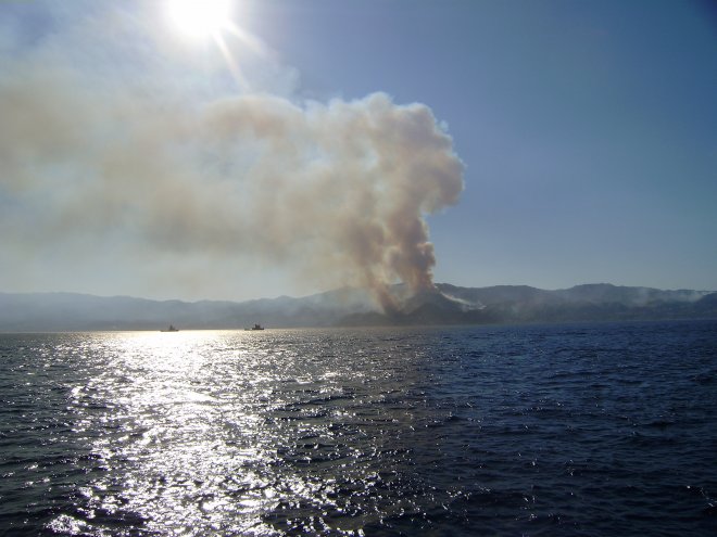 Straat van Messina. Een grote bosbrand woedt boven de stad