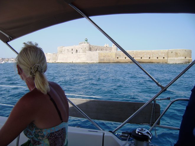 Invaart Syracusa, we varen rond het Castello Maniace