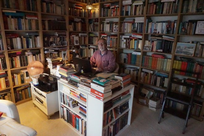 Tevreden over mijn twee nieuwe boekenkastjes (voorgrond, om het bureau).