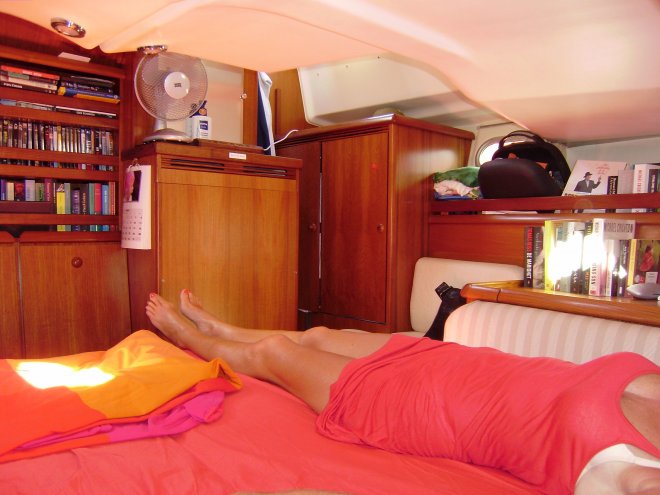 De heetste uren van de dag. Ans ligt uitgeteld onder de ventilator (linksboven) in de achterhut