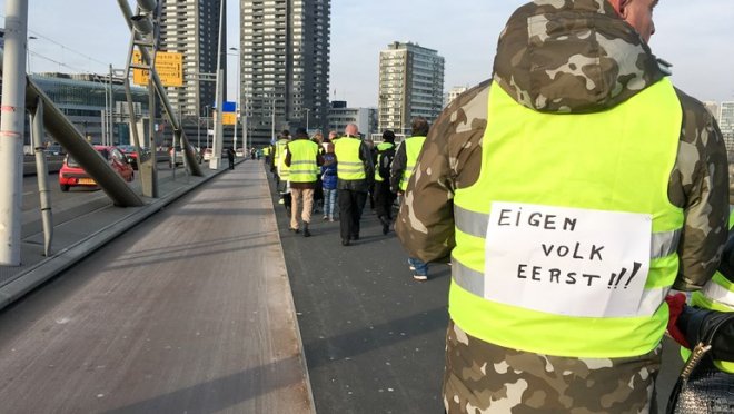 Gele hesjes protesteerden gisteren op de Erasmusbrug (foto: GinoPress)
