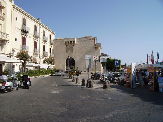 De Porta Marina, toegangspoort tot de oude stad, vlak naast de haven