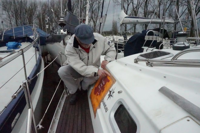 Afplakken van het stuurboordraampje van de achterkajuit. Misschien lekt het daar?