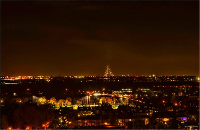 De kerstboom langs de A2 in IJsselstein, gezien vanaf een hoog flatgebouw in Gorcum (foto: Eibert den Hengst)