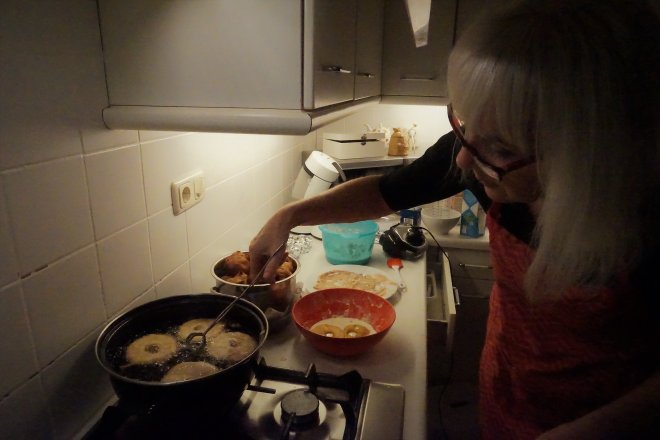 Anna bakt appelbeignets voor vanavond.