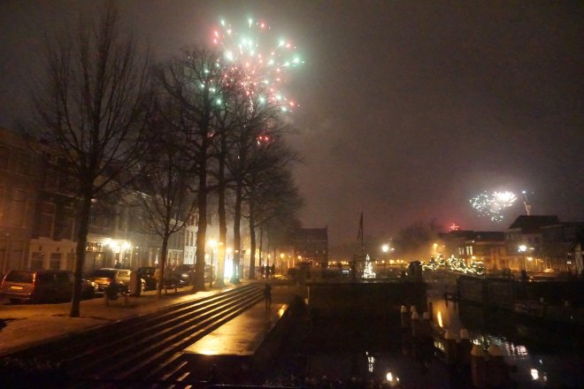 Vuurwerk op en boven het Eind na middernacht.